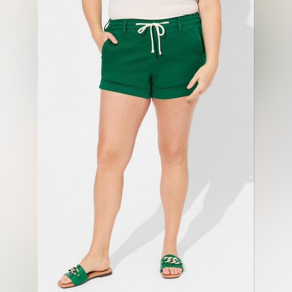 NWT Torrid 3.5 inch pull-on weekend stretch twill short, green